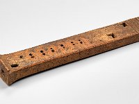 Ame 25 a  Ame 25, Mexiko, Bundesstaaten Oaxaca und Puebla, Mixteken, Postklassische Periode, Monte Albán V, ca. 1100-1500 n. Chr., Doppelflöte, Ton, L 29 cm, B Mundstück 3,5 cm, B unteres Ende 6 cm, T 3,3 cm : Museumsfoto: Claus Cordes, Bestandskatalog Ethnologie